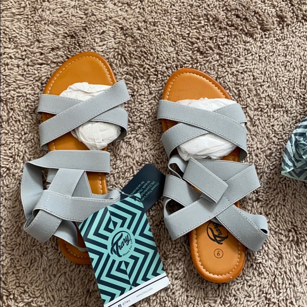 Straps trary sandals